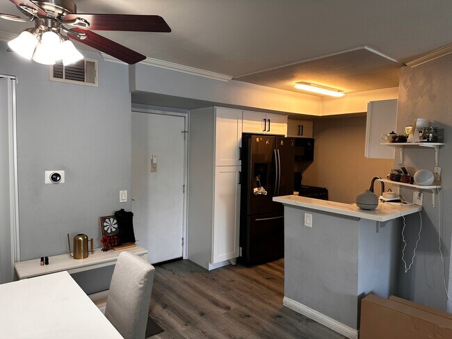 Building Photo - 5565 Canoga Ave