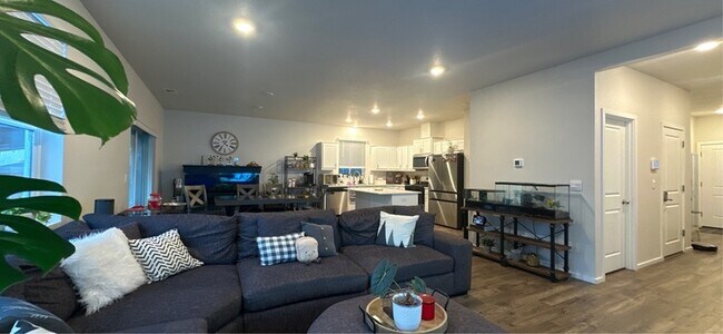 Foto del edificio - 477 Himalaya St. NE