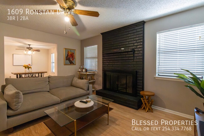 Building Photo - 1609 Ronstan Dr