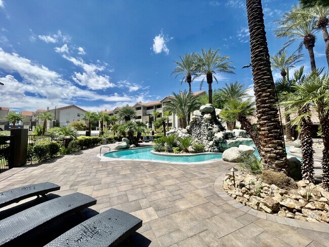 Foto del edificio - Rare Find 2 Bed, 2 Bath Condo Ideally Located Near the Las Vegas STRIP