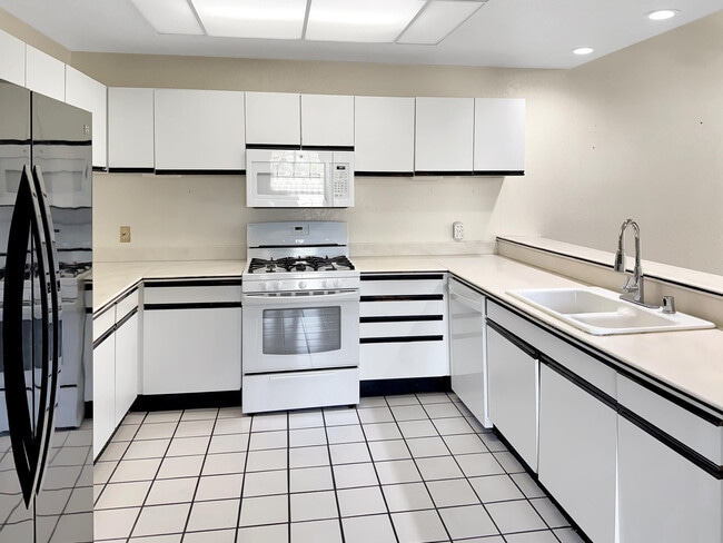 Building Photo - 2601 S Broadmoor Dr