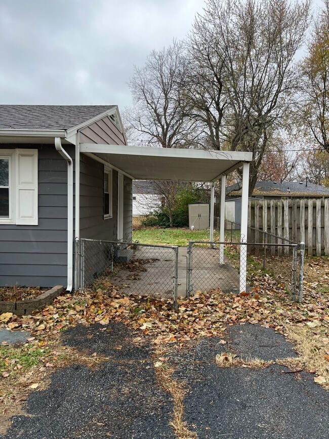 Foto del edificio - Centrally located 3 bedroom bungalow READY...