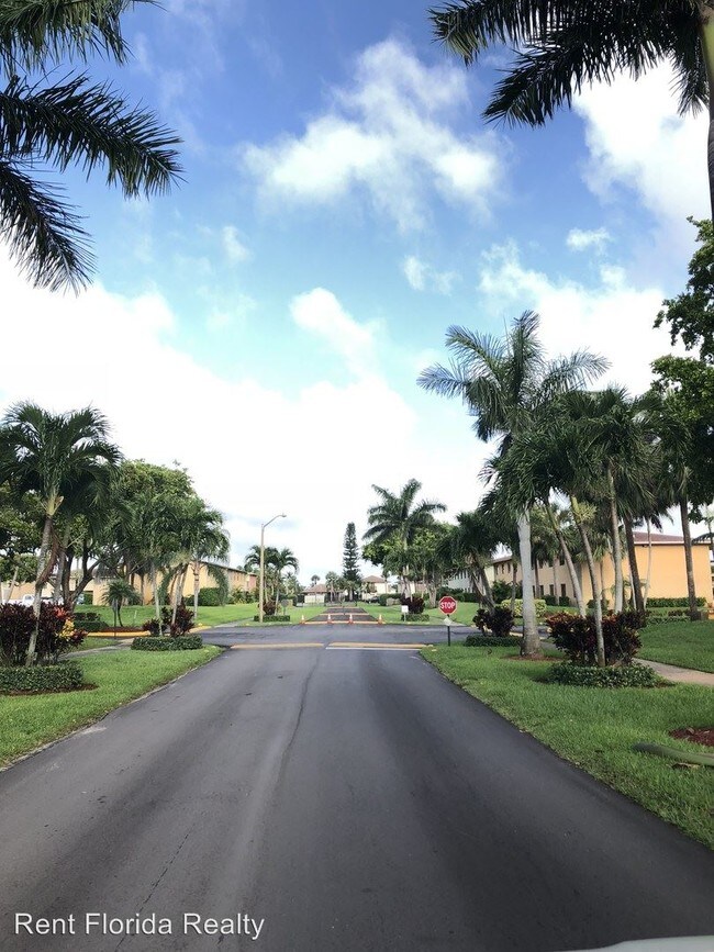 1386 Summit Pines Blvd, West Palm Beach, FL 33415 Condo for Rent in