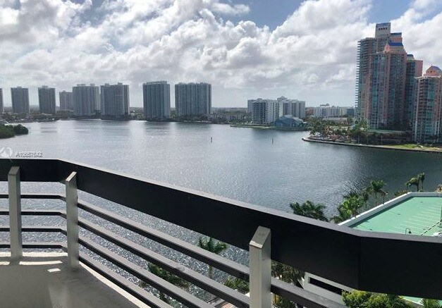Foto principal - 3600 Mystic Pointe Dr
