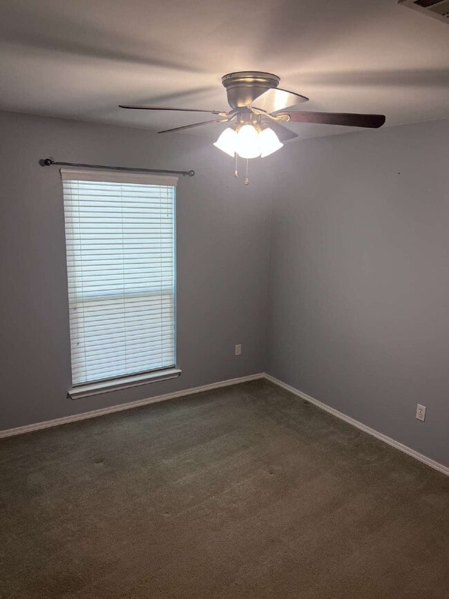 Building Photo - 989 Claeven Cir