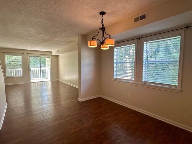 Building Photo - Awesome 2BR/2BA Townhouse near UNC with DO...