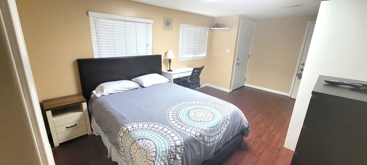 Foto principal - 4944 Narvaez Ave