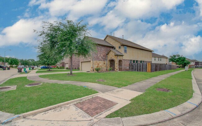 Building Photo - Well-Located 4-Bedroom Home with Easy Commute