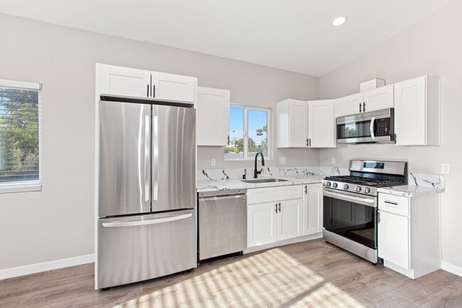 Building Photo - Private balcony + private patio!