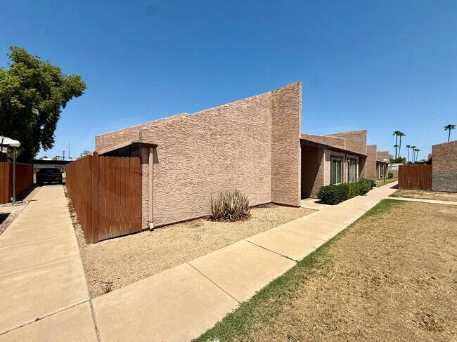 Foto del edificio - 629 N Mesa Dr