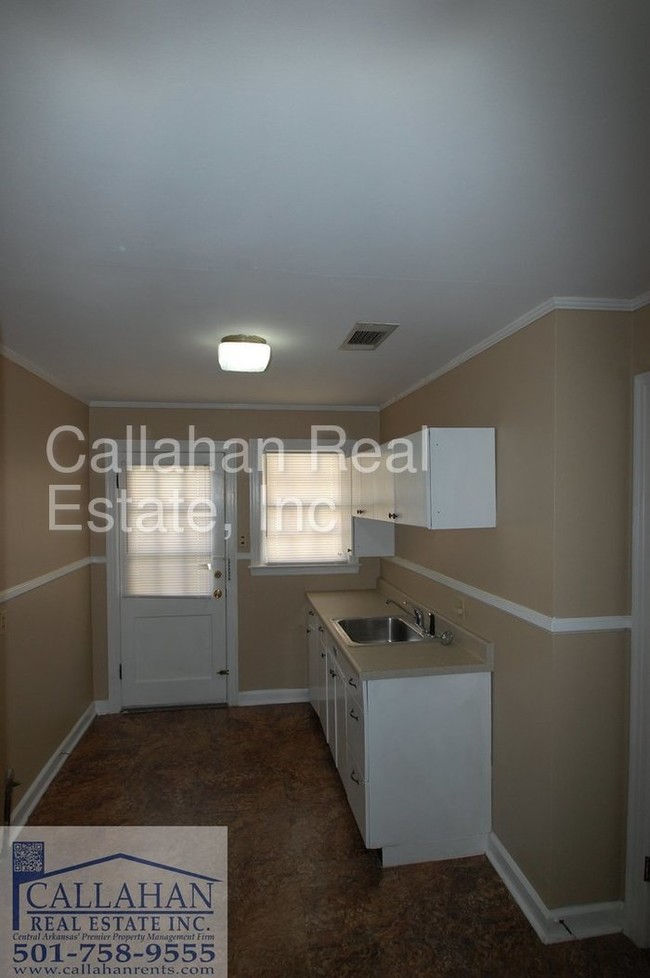 Building Photo - 522 N Oak St