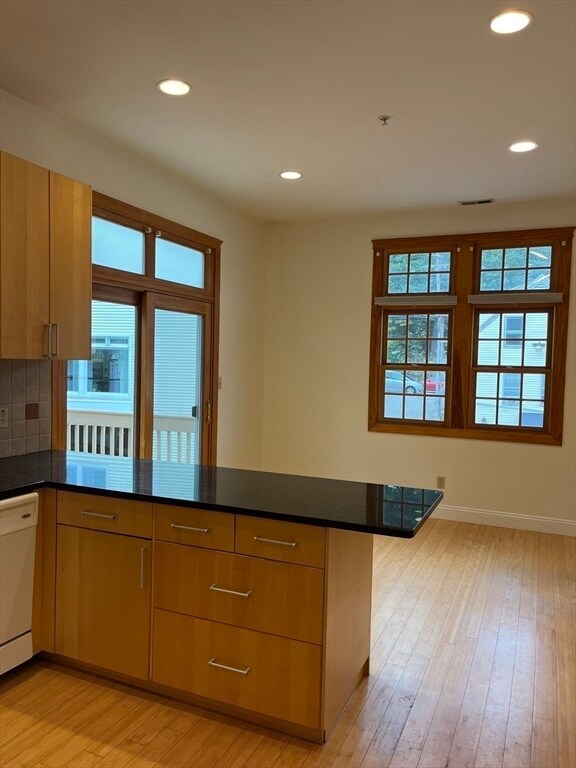 Building Photo - 136R Main St