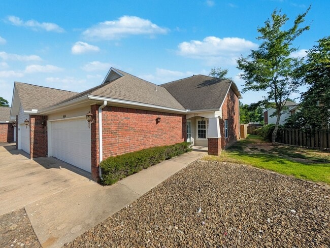 Photo - 904 Dixson St House