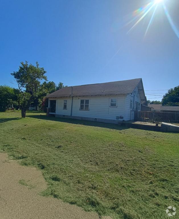 Building Photo - 846 E Maple St