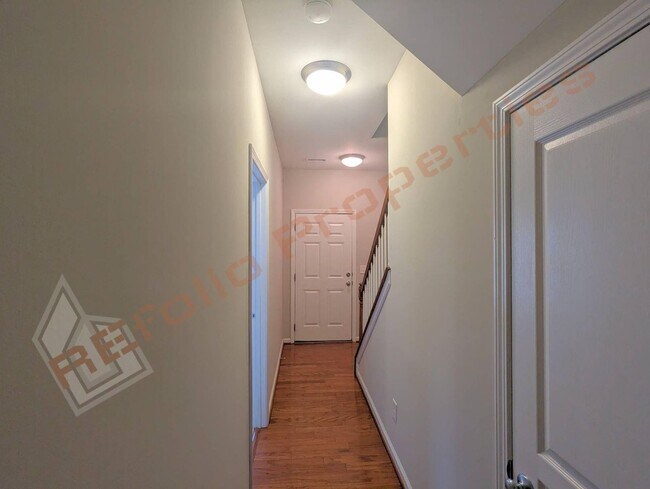 Foto del edificio - Great Location 3 Story 3 Bedroom, 3.5 Bath...