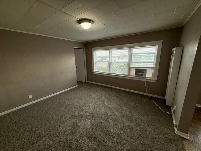 Building Photo - 206 Locust St