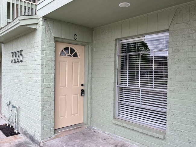 Building Photo - Southside Townhome
