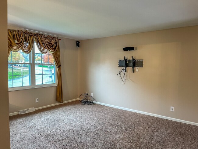 Foto del edificio - 108 Whitney Dr