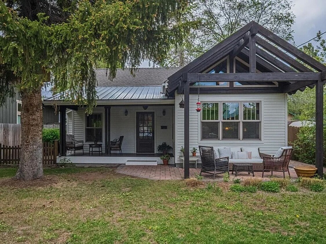 Foto principal - Newly Updated 2 Story Home with Large Yard