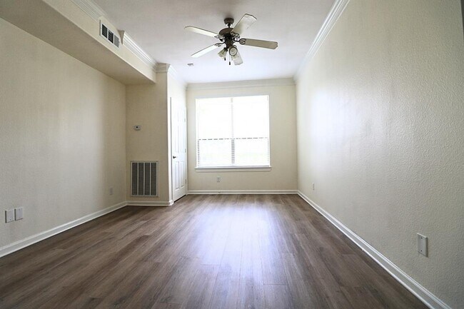 Foto del edificio - 6611 W Sam Houston Pkwy S