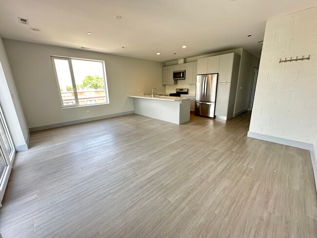 Foto del edificio - 6355 N Glenwood Ave