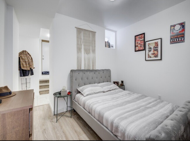 Building Photo - West Queen West Renovated unfurnished apar...