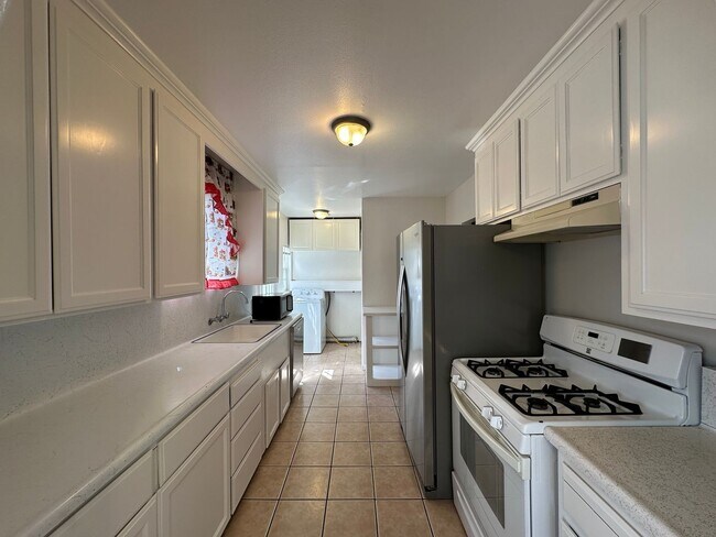 Foto del edificio - Downtown Bungalow, Pet Friendly, Large Yard