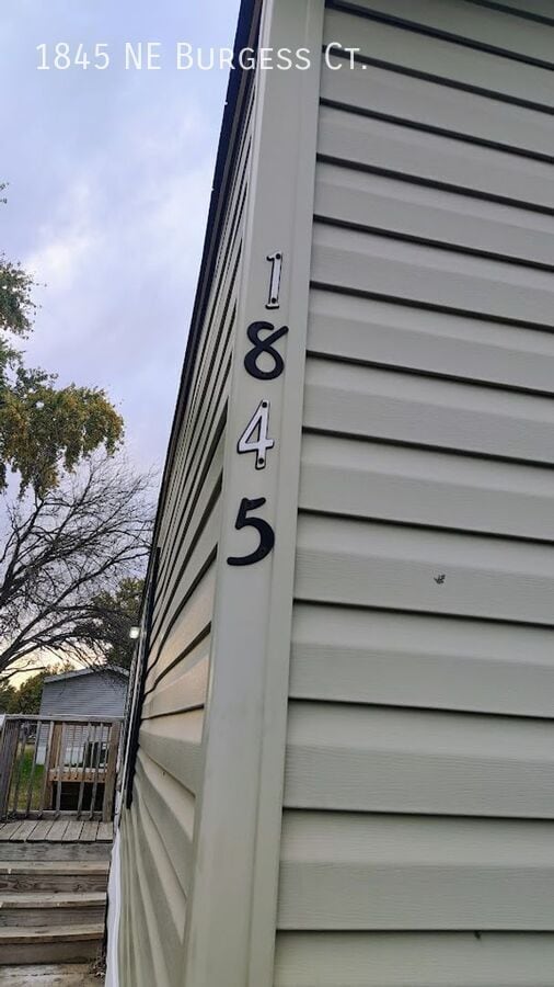 Foto del edificio - 1845 NE Burgess Ct