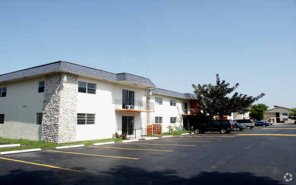 Primary Photo - Courtyards Of Hialeah