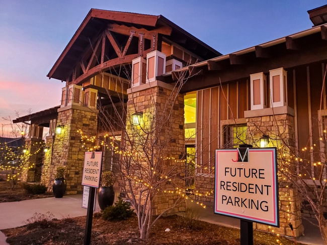 Oficina de arrendamiento - J Marshall Square LLC