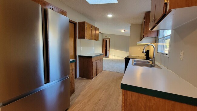 Foto del edificio - Huge 4 bedroom 2 bath home in a great family neighborhood.