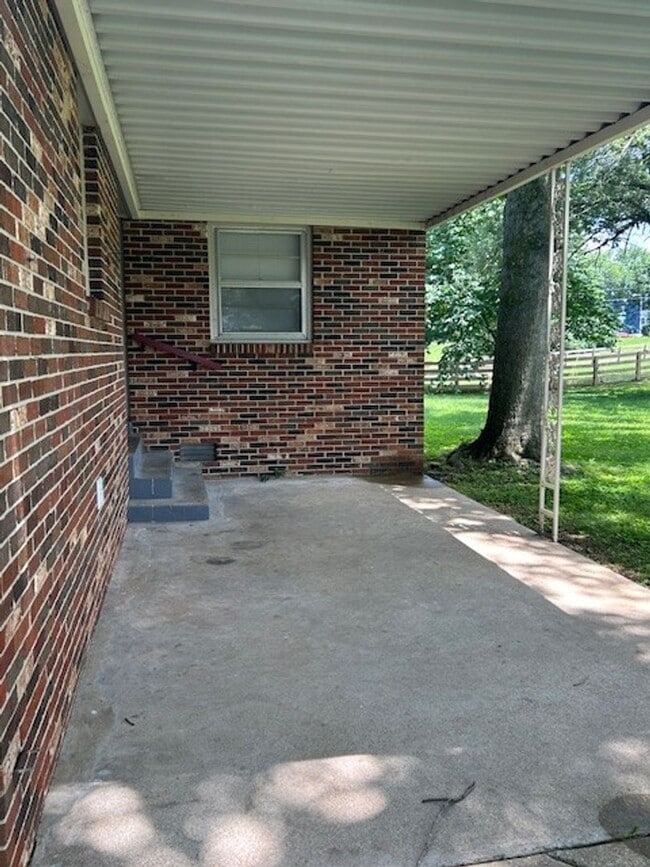 Building Photo - 3 BEDROOM IN COLUMBIA!!