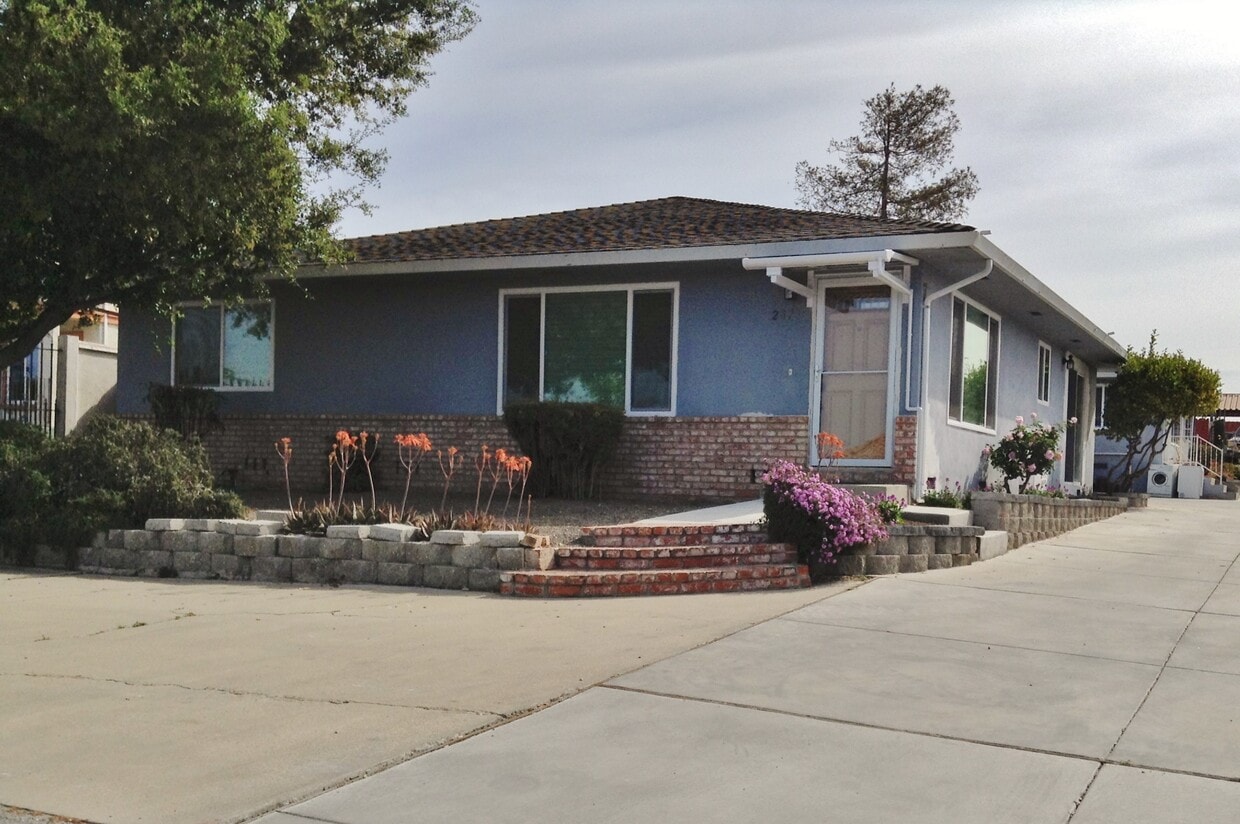 2071 Valley View Rd, Hollister, CA 95023 House Rental in Hollister