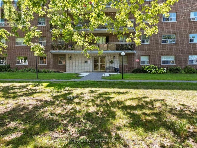 Building Photo - 62 Spencer St E