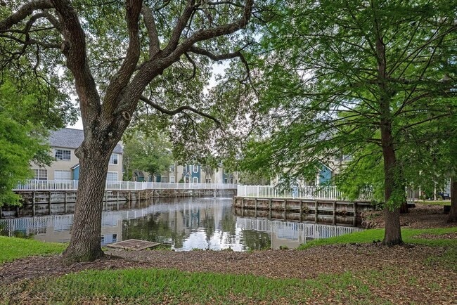 Building Photo - 13700 Richmond Park Dr N