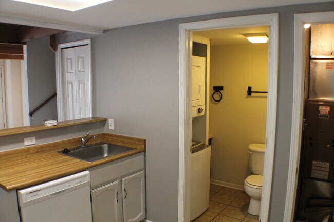 Building Photo - 451 Meadow Green Ln