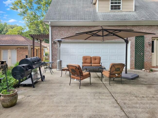 Building Photo - 2700 PENCOYD LN