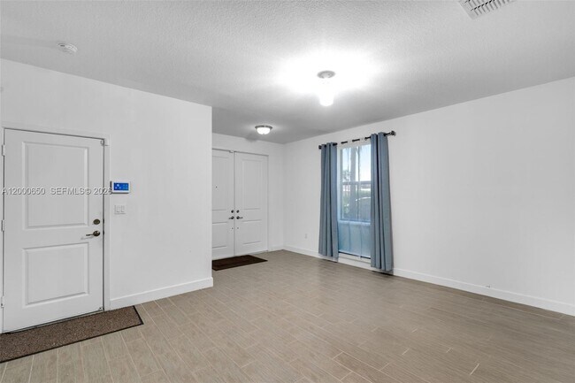 Foto del edificio - 5113 NW 52nd St