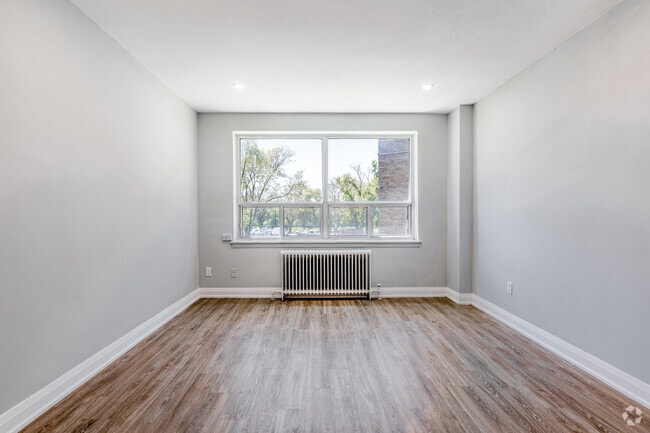 2BR, 1BA - 745SF - Living Room - Clearview on the Park
