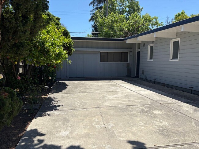 Foto del edificio - Lovingly Maintained 3 Bed, 2 Bath Home in the Circles