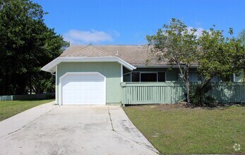Building Photo - 1790 SE Ryecroft Ct