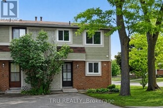 Building Photo - 164-164 Barrow Crescent