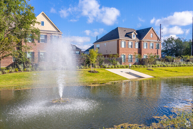 Foto del edificio - Mirror Lake Townhomes