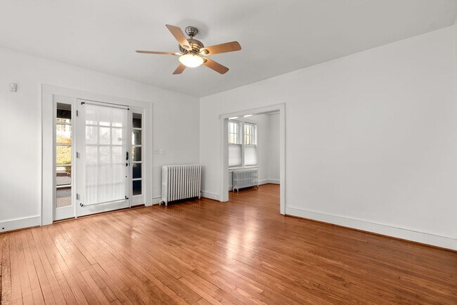 Foto del edificio - 3 Bed 2.5 Bath - Takoma Park Craftsman - Spacious Rear Deck
