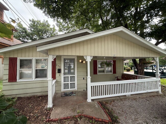 Foto del edificio - Newly Renovated 2 Bed / 1 Bath Grandview Home with Hardwood Floors & Deck