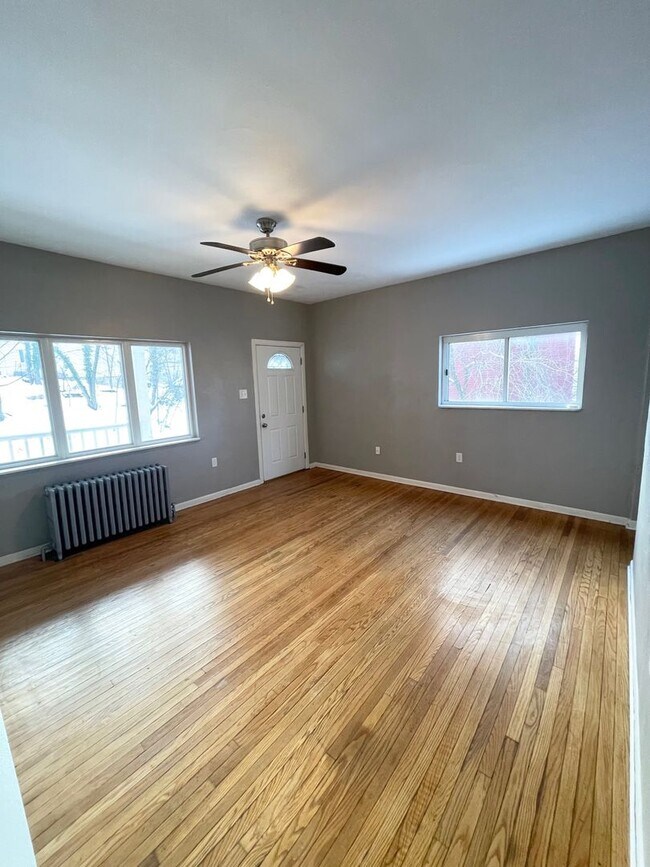 Foto del edificio - Updated 3 or 4 Bedroom, 2 Bathroom Home in...