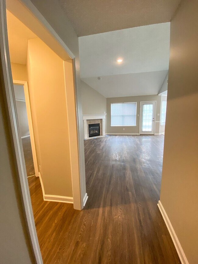 Building Photo - 3 bed, 2 bath in Cordova with new ss appli...