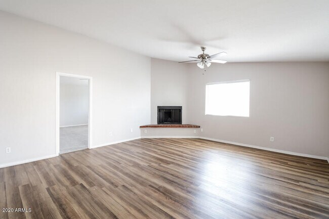 Foto del edificio - 10915 W Glenrosa Ave