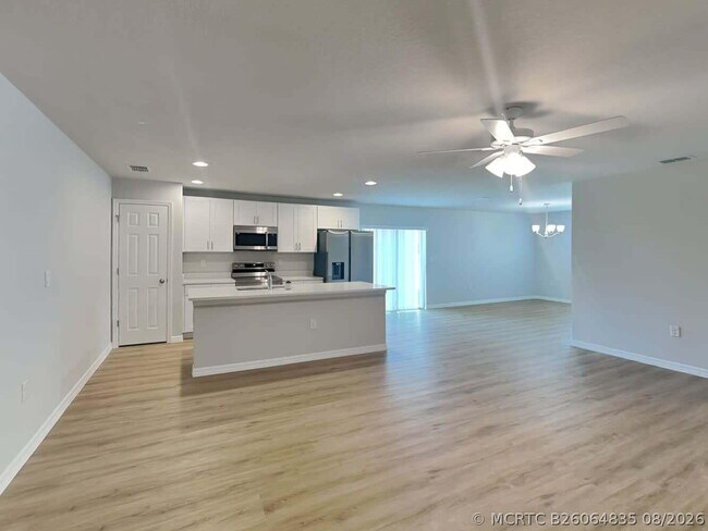 Foto del edificio - 751 NW Riverside Dr