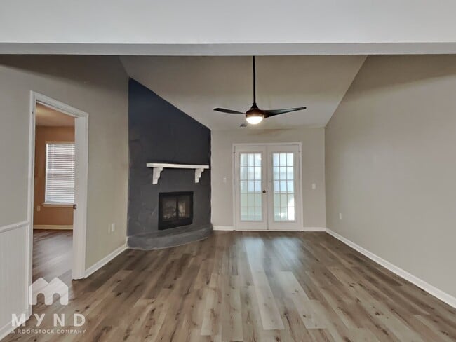 Building Photo - 208 Oak Cir N